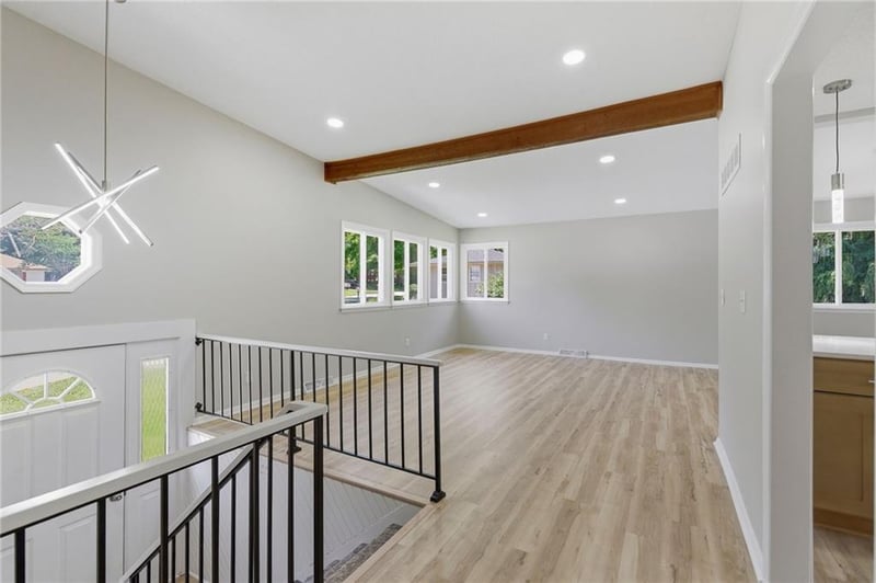 8021 Brookside Cir, Kansas City, KS 66109