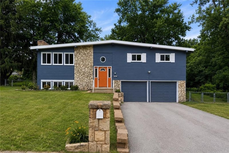 8021 Brookside Cir, Kansas City, KS 66109