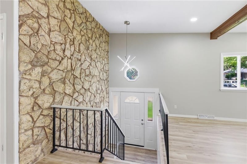 8021 Brookside Cir, Kansas City, KS 66109