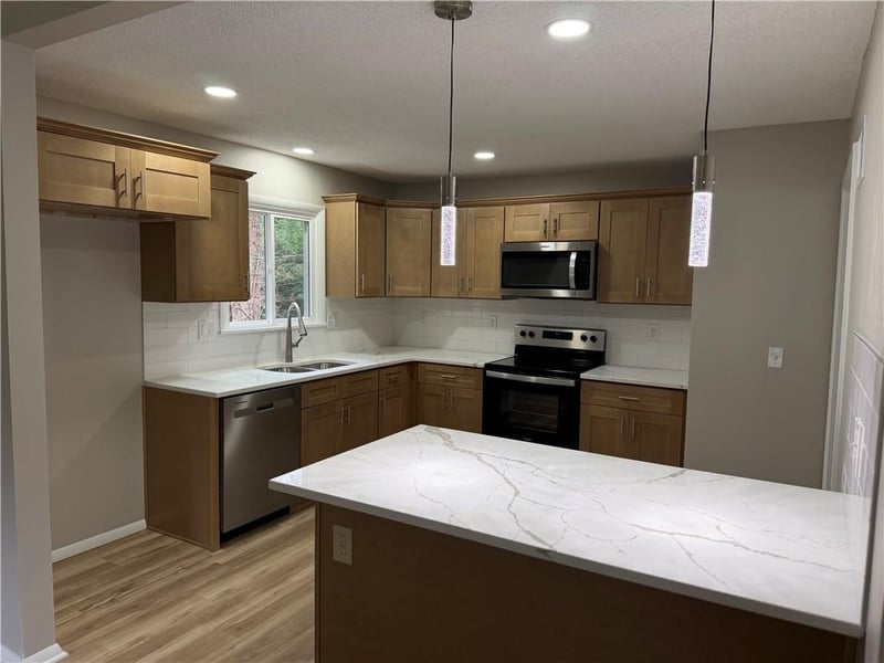8021 Brookside Cir, Kansas City, KS 66109