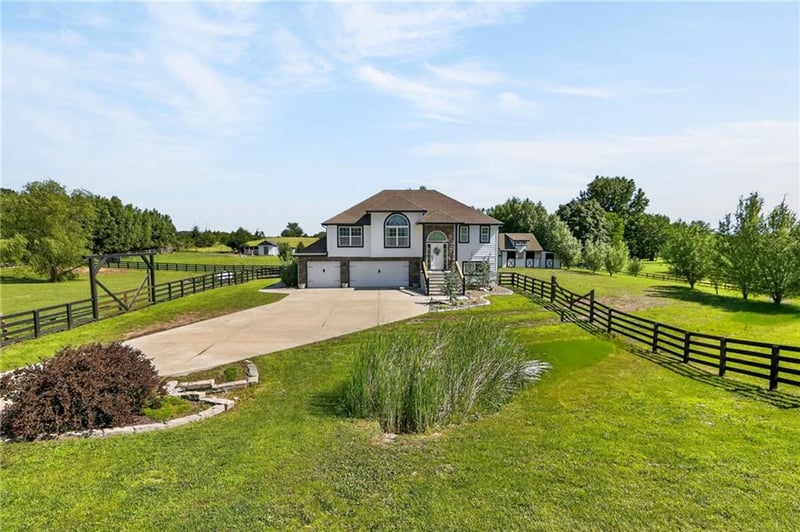 16956 Auburn Ct, Bonner Springs, KS 66012