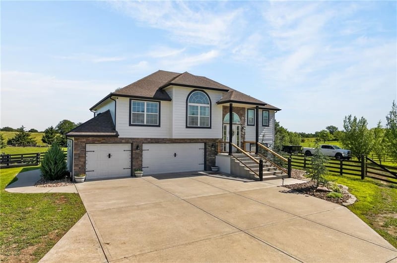 16956 Auburn Ct, Bonner Springs, KS 66012
