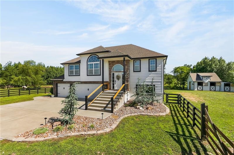 16956 Auburn Ct, Bonner Springs, KS 66012