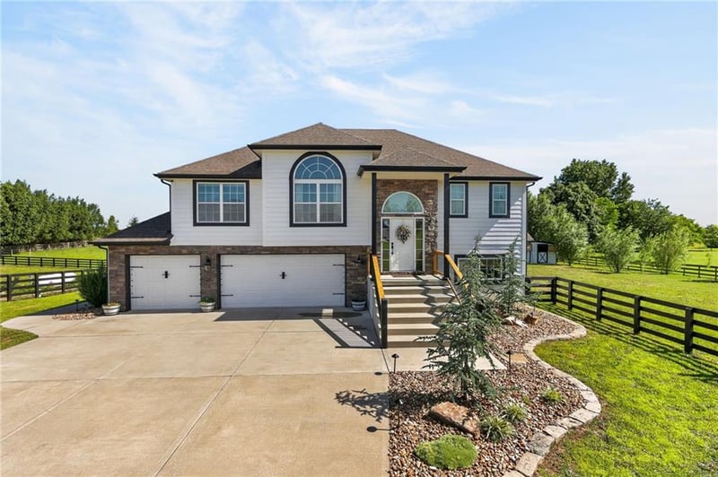 16956 Auburn Ct, Bonner Springs, KS 66012