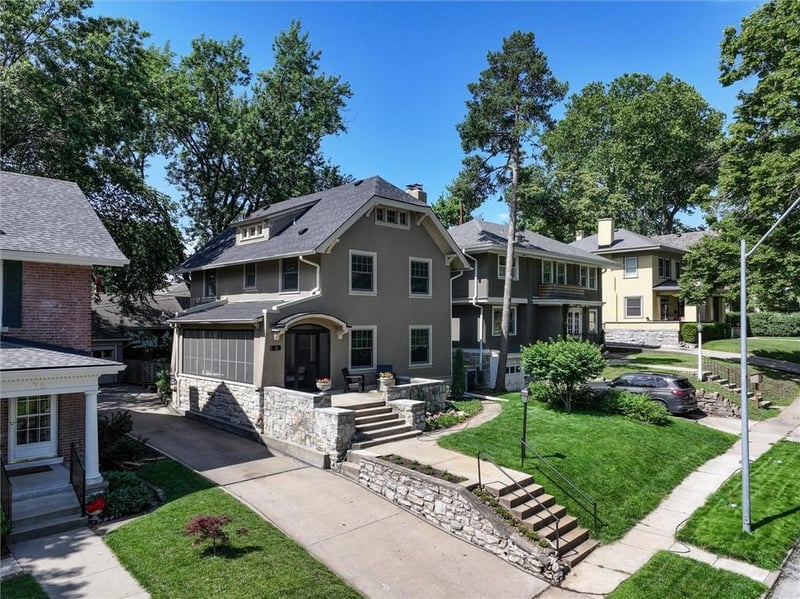 33 E 53rd Ter, Kansas City, MO 64112