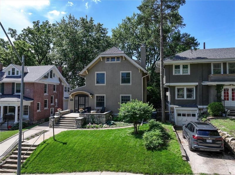 33 E 53rd Ter, Kansas City, MO 64112