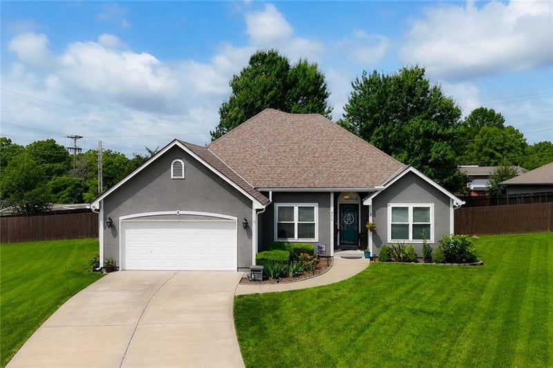 820 Benjamin Cir, Lee's Summit, MO 64081