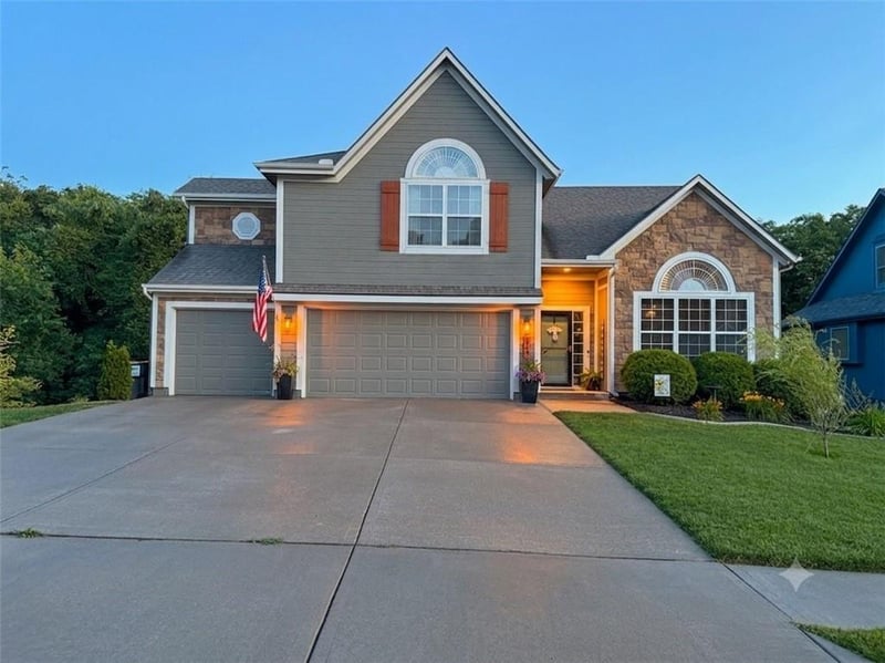 919 12th St, Louisburg, KS 66053