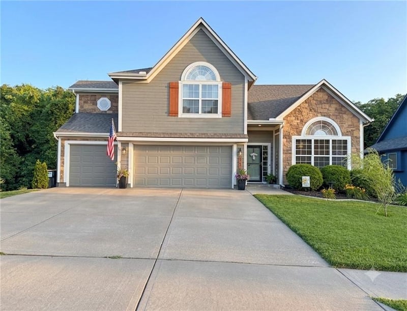 919 12th St, Louisburg, KS 66053