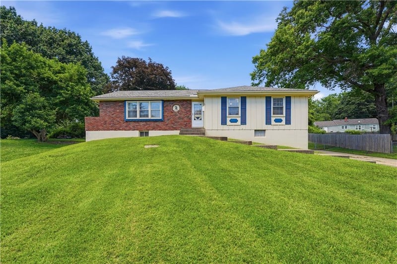 9700 82nd St, Raytown, MO 64138
