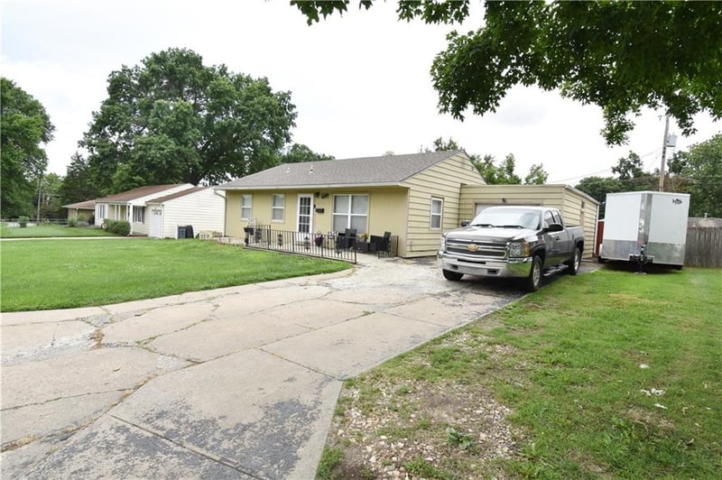 2710 Southeast Trl, St Joseph, MO 64506
