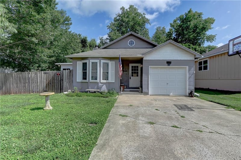 18008 Whitney Rd, Independence, MO 64057