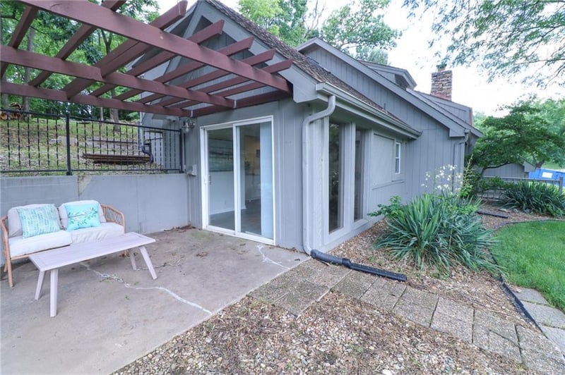16015 Meadow Ln, Stilwell, KS 66085