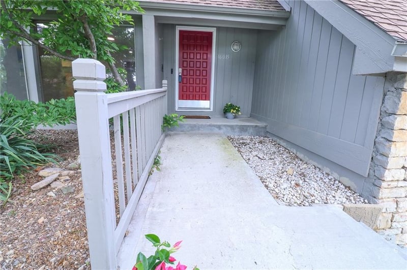 16015 Meadow Ln, Stilwell, KS 66085