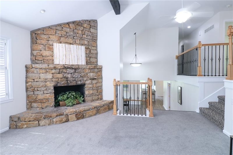 16015 Meadow Ln, Stilwell, KS 66085