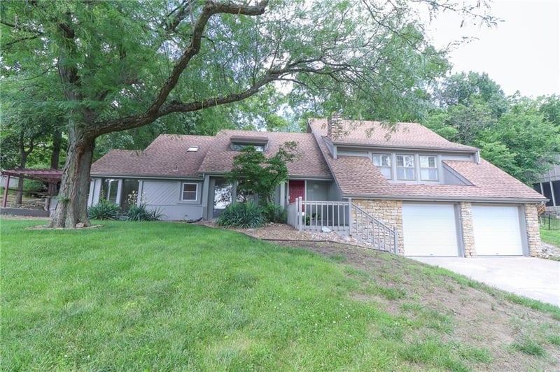 16015 Meadow Ln, Stilwell, KS 66085