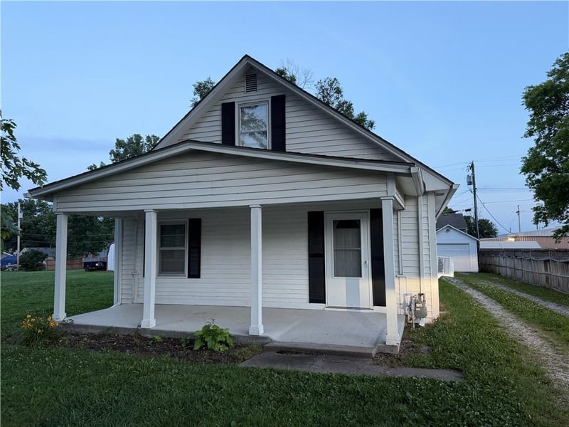 110 3rd St, Tonganoxie, KS 66086