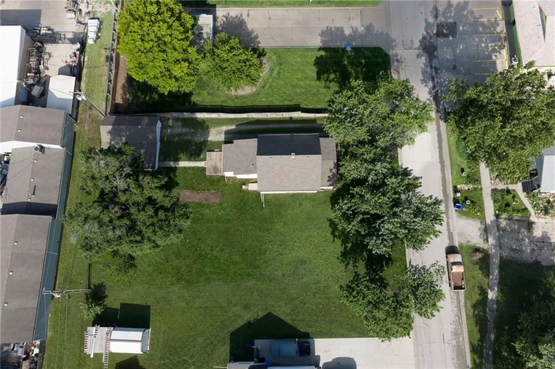 110 3rd St, Tonganoxie, KS 66086