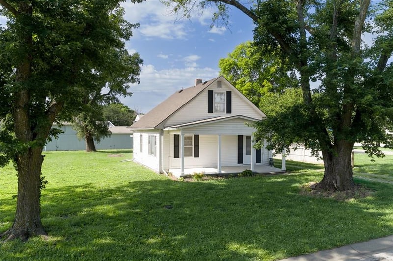110 3rd St, Tonganoxie, KS 66086