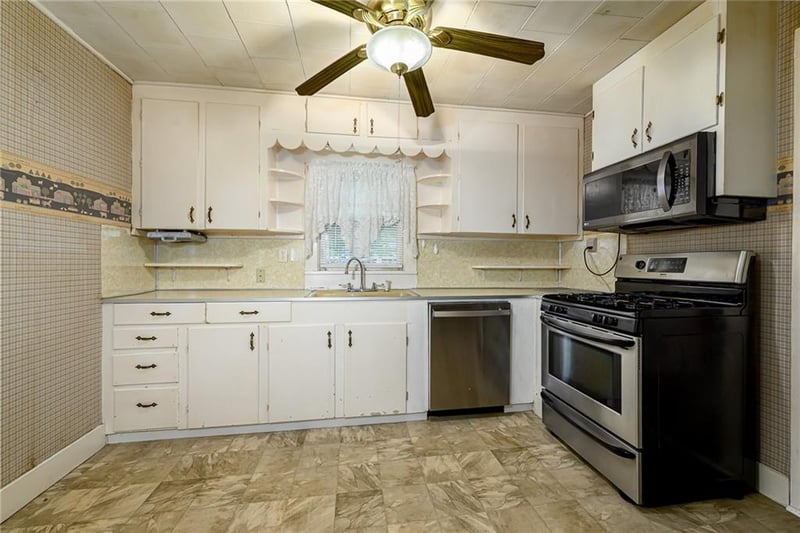 110 3rd St, Tonganoxie, KS 66086