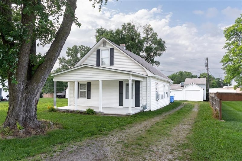 110 3rd St, Tonganoxie, KS 66086
