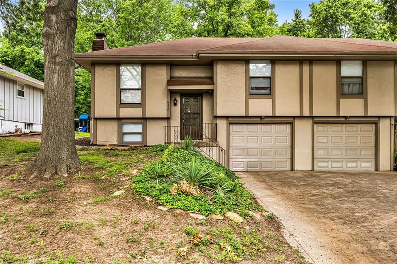 8120-8122 Stoddard Ave, Kansas City, MO 64152