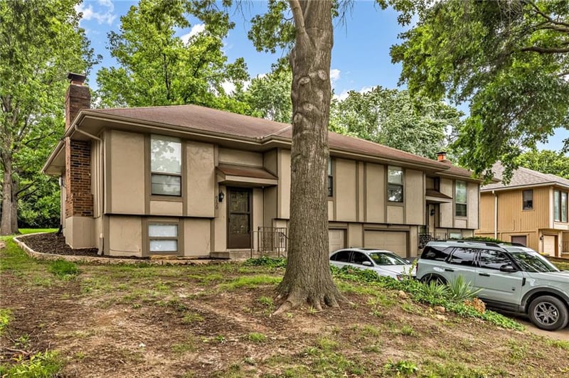 8120-8122 Stoddard Ave, Kansas City, MO 64152