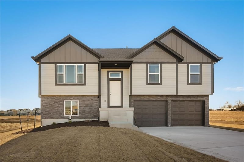 11208 207th St, Peculiar, MO 64078