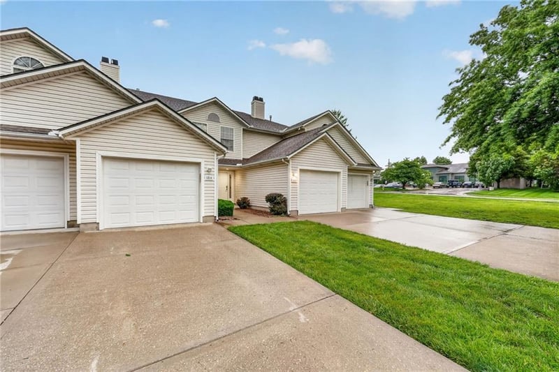 1312 Norwood Dr, Lee's Summit, MO 64081