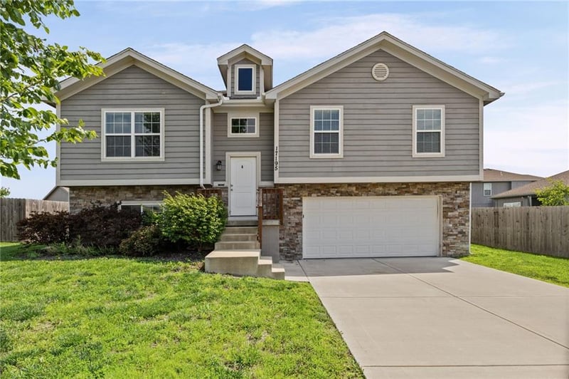 17195 Pratt St, Gardner, KS 66030