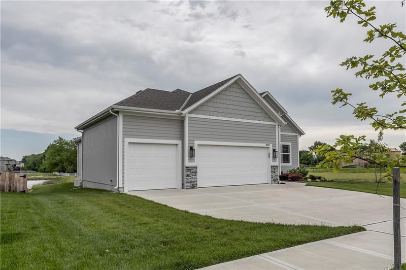 18722 169th Ter, Olathe, KS 66062
