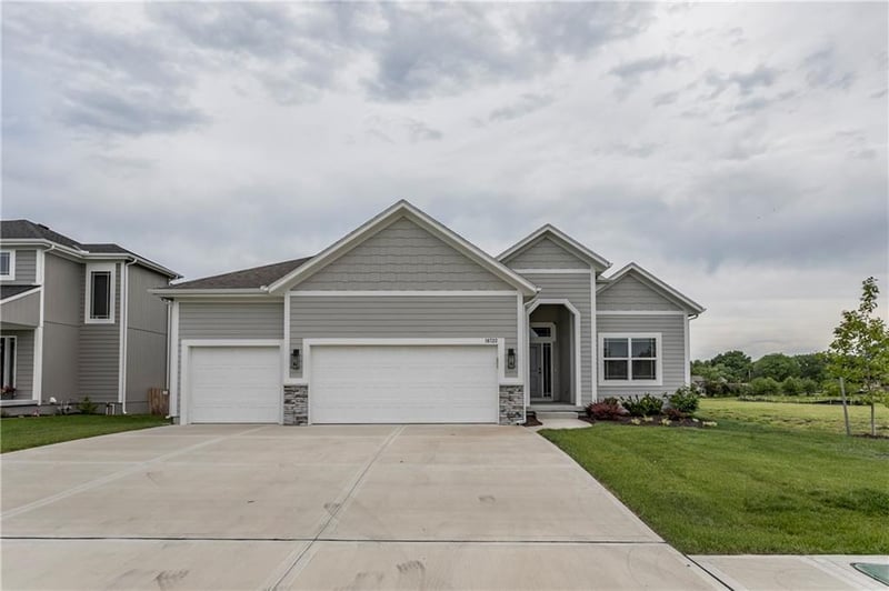 18722 169th Ter, Olathe, KS 66062