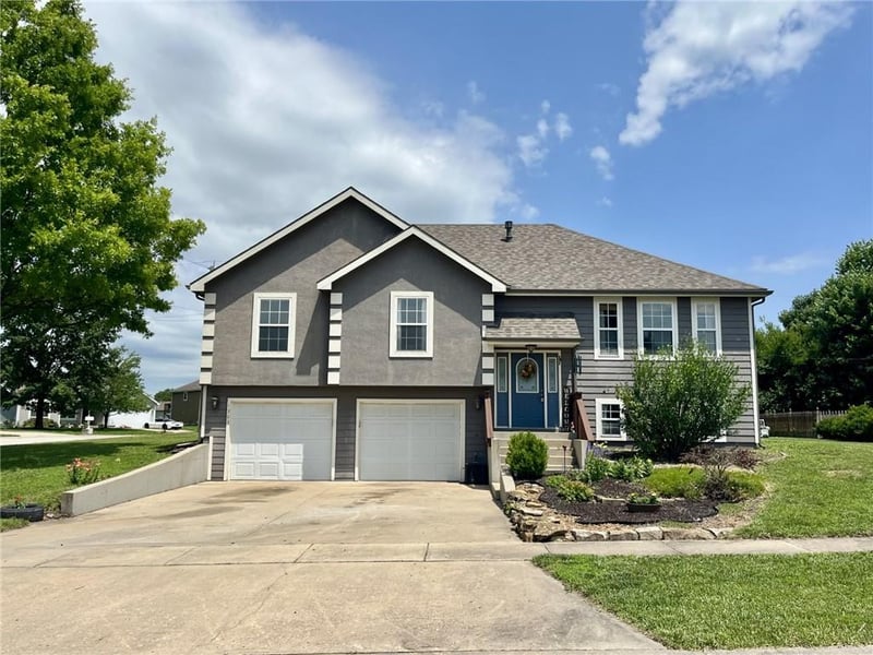 1303 Bury St, Tonganoxie, KS 66086