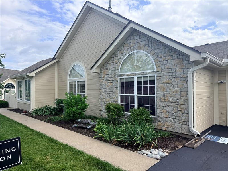 832 Devon Dr, Lee's Summit, MO 64064