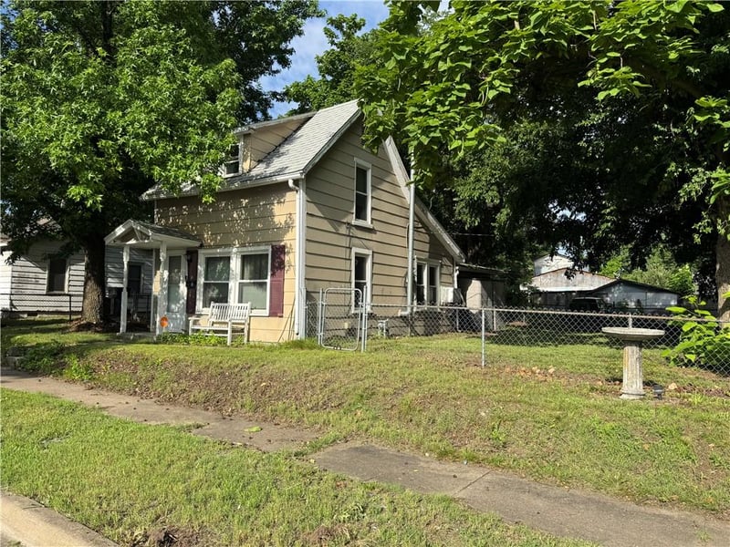 416 Hall St, Webb City, MO 64870