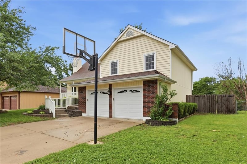 1209 Trail Ridge Dr, Blue Springs, MO 64015