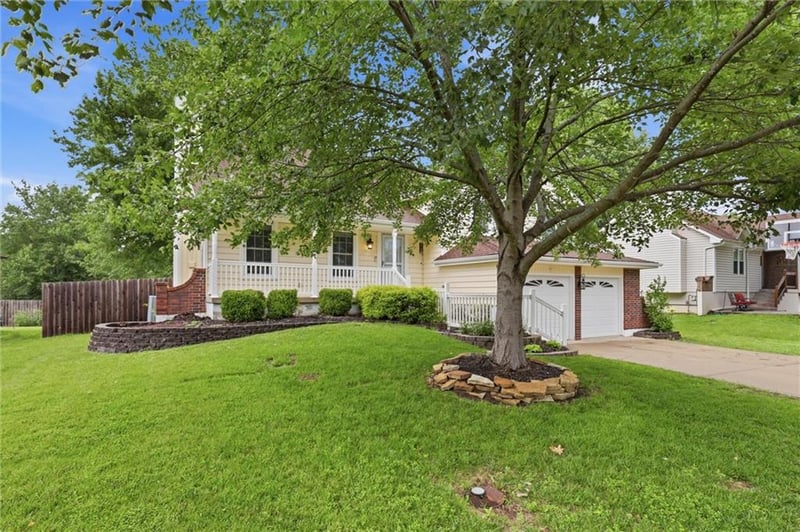 1209 Trail Ridge Dr, Blue Springs, MO 64015