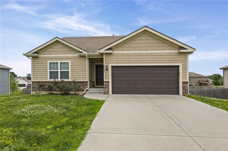 26147 141st Ter, Olathe, KS 66061