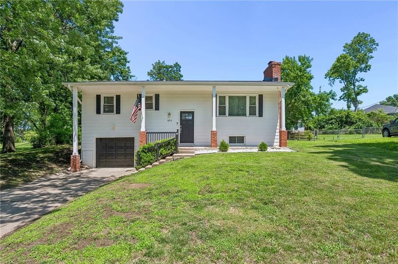 809 Lindenwood Ln, Liberty, MO 64068