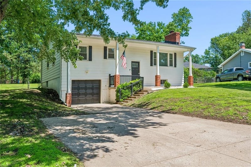 809 Lindenwood Ln, Liberty, MO 64068