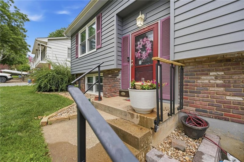 5243 Delaware Dr, Kansas City, MO 64133
