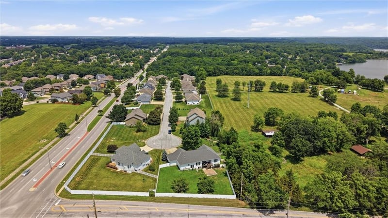 1301 NE Horizon Dr, Lee's Summit, MO 64086