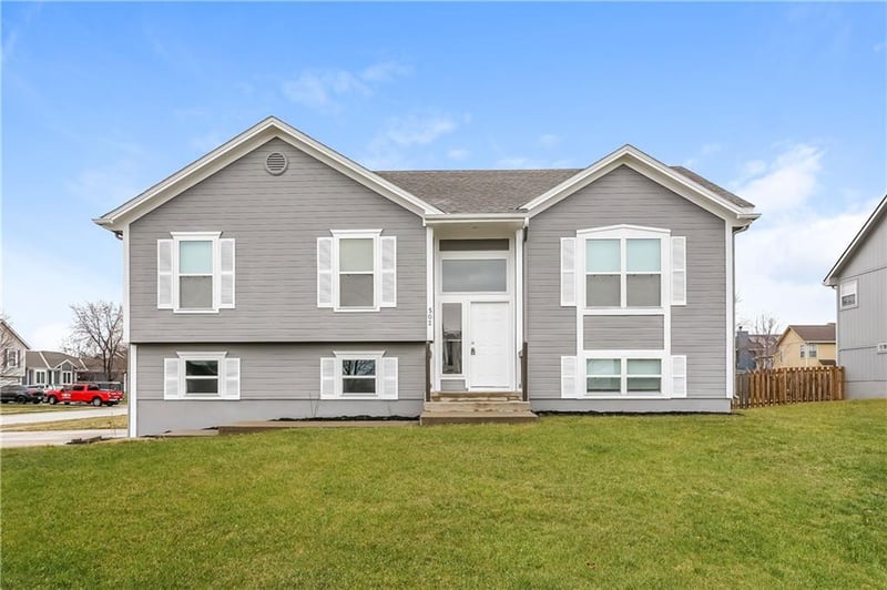 502 Sunny Ln, Raymore, MO 64083