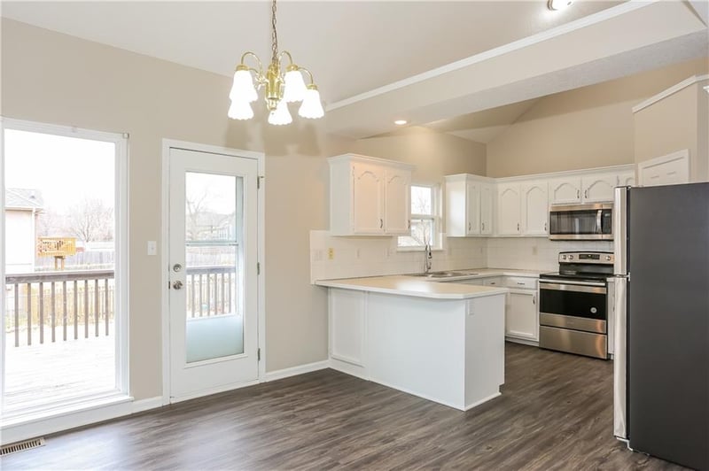 502 Sunny Ln, Raymore, MO 64083