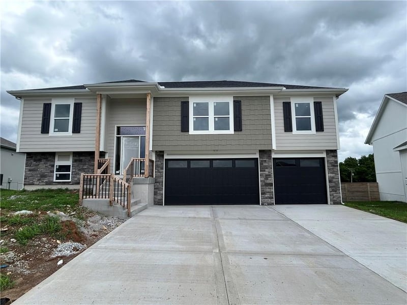 1906 Owen Dr, Pleasant Hill, MO 64080