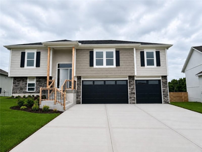 1906 Owen Dr, Pleasant Hill, MO 64080