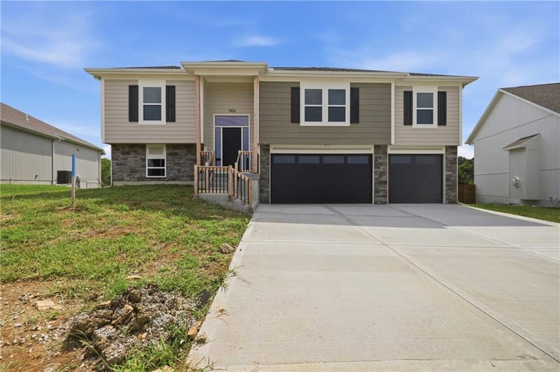 1906 Owen Dr, Pleasant Hill, MO 64080