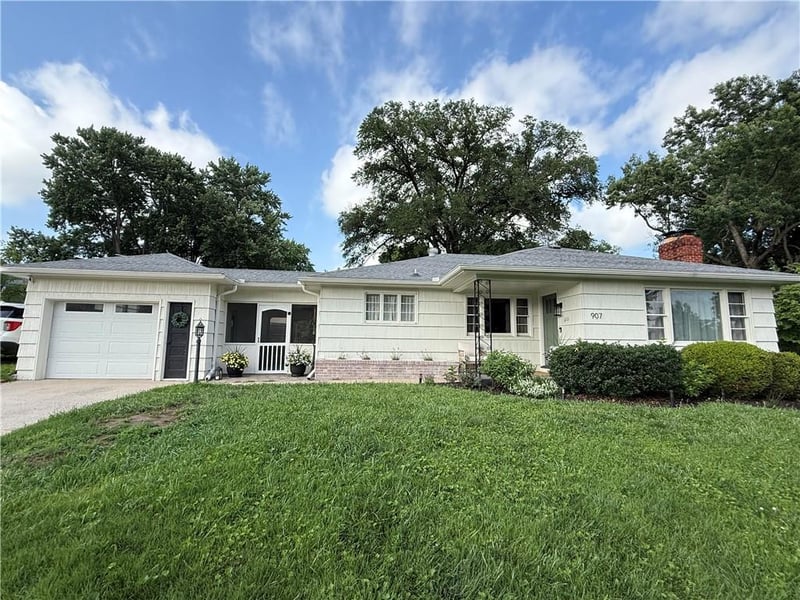 907 Ashland Ct, St Joseph, MO 64506