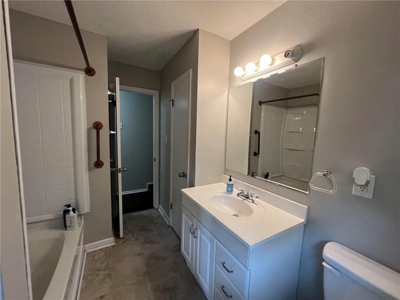 9307 Oakland Ave, Kansas City, MO 64138