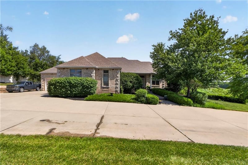 15526 Evans Rd, Basehor, KS 66007